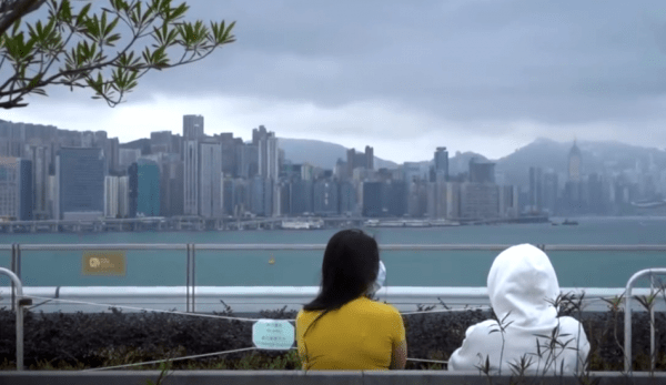 Hong Kong et New York sont de taille similaire, mais le nombre de cas de COVID-19 frappant chaque ville n’est pas proportionnel aux «risques évidents». (Image : Capture d’écran / YouTube)