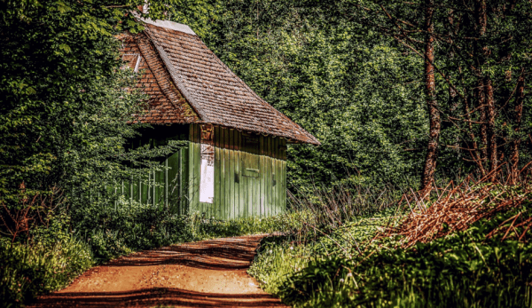 L’écriteau était toujours suspendu sur la porte de la cabane, au retour de la bataille. (Image : pixabay / CC0 1.0)