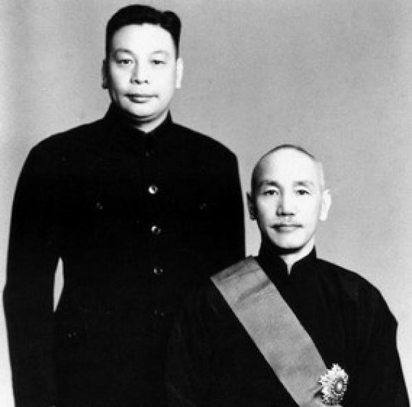 Chiang Ching-kuo (à gauche) et son père Chiang Kai-shek (à droite). (Image : wikimedia / CC0 1.0)