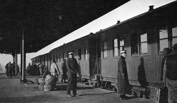 Le train russe qu'il a pris brûlait du bois comme carburant, il a ainsi pu voir que le pays n'était pas aussi développé que les films le laissaient croire. (Image : Université du Wisconsin)