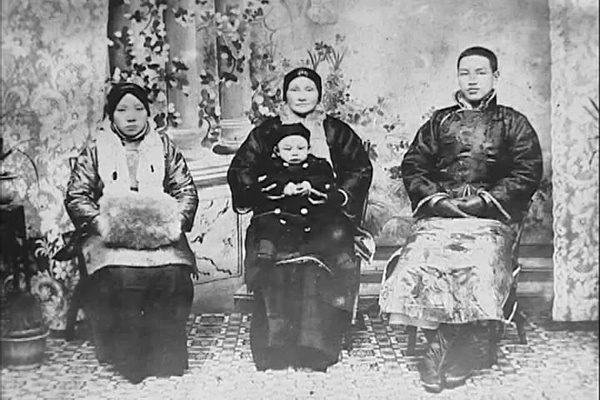 Chiang Kai-shek (à droite), son épouse Yuan Fu Mao Fumei (à gauche), Wang Caiyu mère, de Chiang Kai-shek (au centre) et dans ses bras, Chiang Ching-kuo. (Image : Domaine public)