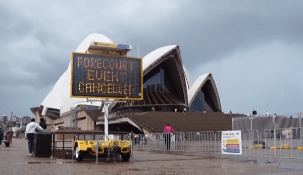 À l’heure où les Australiens sont enfermés et connaissent des pénuries de fournitures médicales essentielles, la lettre ouverte n’apporte que du négatif. (Image : Capture d’écran / YouTube)