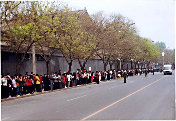 L’Appel du 25 avril 1999, également connu sous le nom d’événement de Zhongnanhai, lors duquel les pratiquants de Falun Gong déposaient pacifiquement une plainte. (Crédit photo : minghui.com)