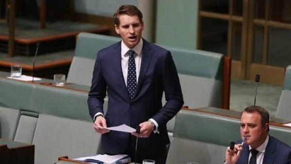 Andrew Hastie, le Président de la Commission parlementaire mixte sur le renseignement et la sécurité, a condamné le propriétaire chinois d’une société de développement immobilier pour avoir expédié des quantités massives de fournitures médicales hors d’Australie. (Image : Capture d’écran / YouTube)