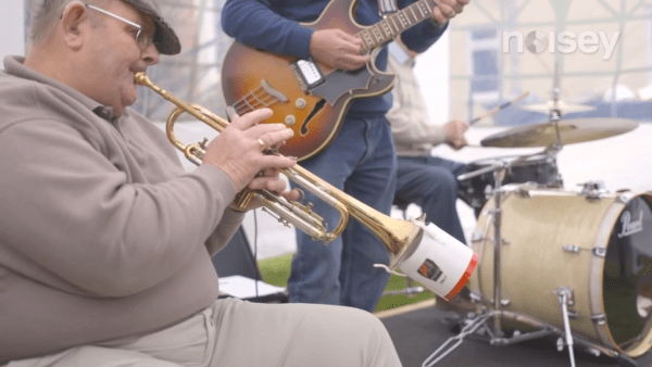 La publicité a été un succès et a amené un total de 80 musiciens à la maison de retraite. (Image : Capture d’écran / YouTube)