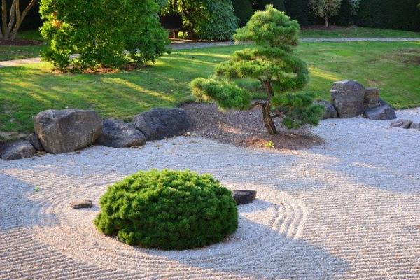 La particularité du Jardin Japonais est de façonner un paysage miniature, de le styliser en utilisant des pierres et du sable. (Image : jggrz / Pixabay)