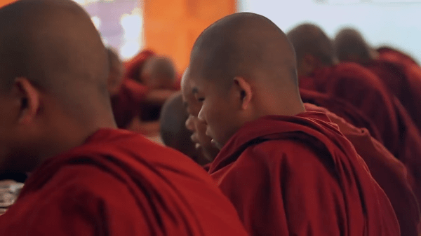 Tous les bouddhistes du Hinayana passent par un rite de passage pour commencer le voyage de méditation appelé «se réfugier». (Image : Capture d’écran /YouTube)