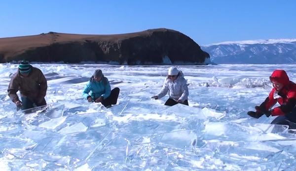 Un groupe de Sibériens a découvert par hasard que la glace du lac Baïkal pouvait produire un son harmonieux si on la tapait au bon endroit. (Image : Capture d’écran / YouTube)