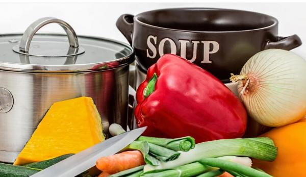 De nombreuses recettes de soupes se sont révélées avoir des propriétés antifébriles. (Image : pixabay / CC0 1.0)