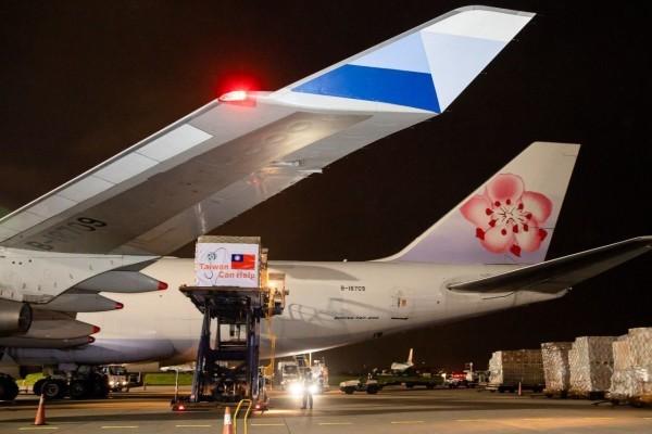 Une partie des fournitures médicales données par Taïwan est chargée dans un avion-cargo d’une compagnie aérienne taïwanaise. (Image : Ministère des affaires étrangères, Taïwan)