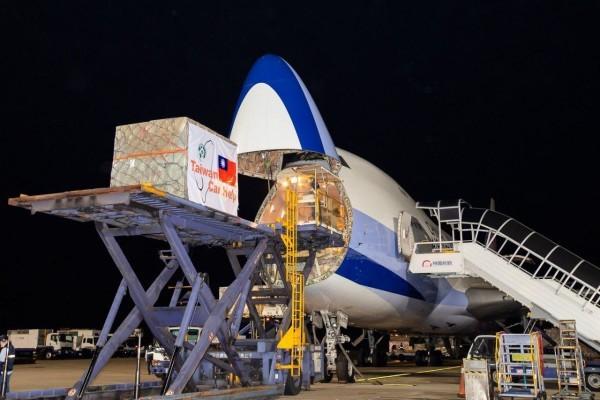 Une partie des fournitures médicales données par Taïwan est chargée dans un avion-cargo d’une compagnie aérienne taïwanaise. (Image : Ministère des affaires étrangères, Taïwan)