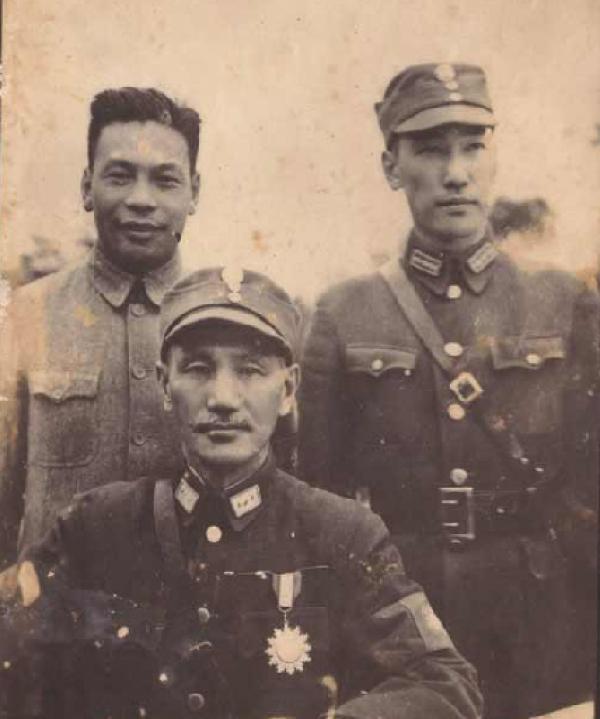 L’ancien président de la République de Chine Chiang Kai-shek et ses deux fils. (Image : wikimedia / Domaine public)