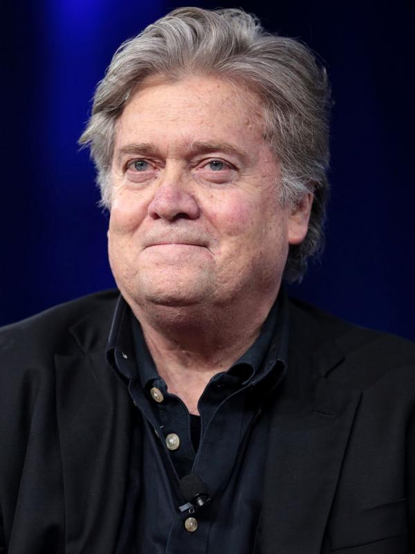 Dans son Podcast War Room, Steve Bannon a rappelé aux Américains que le bilan du virus du PCC (COVID-19) aux États-Unis se rapprochait de celui de la guerre du Vietnam. (Image : wikimedia / Gage Skidmore / CC BY-SA)