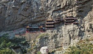 Le temple est suspendu une falaise à Datong, dans la province du Shanxi. (Image : Charlie Fong / wikimedia CC BY-SA 4.0)