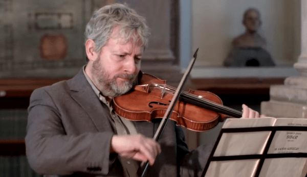 Inventé dans les années 1500 par un italien du nom d’Andrea Amati, le violon est l’un des instruments les plus appréciés au monde. (Image : Capture d’écran / YouTube)