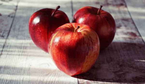 Le vinaigre de cidre de pomme est fabriqué en ajoutant de la levure au jus de pomme, ce qui transforme le sucre en alcool qui est à son tour transformé en acide acétique par des bactéries. (Image : Pexels / CC0 1.0)
