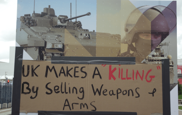 Le gouvernement britannique a fait face à une demande croissante, visant à faire cesser les ventes d’armes aux régimes autoritaires qui les utilisent pour apporter la misère à leurs peuples et à ceux d’autres nations. (Image : Campaign Against Arms Trade / flickr / CC BY-SA 2.0)