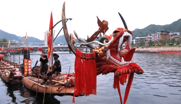 Le festival des bateaux-dragons est une fête traditionnelle chinoise qui remonte à environ 2000 ans. (Image : Capture d’écran / YouTube)