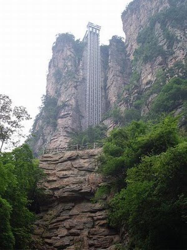 Le moyen le plus simple de s’envoler à travers les montagnes suspendues est un grand ascenseur en verre, le Bailong ou ascenseur des cent dragons. (Image : Wikimedia /Ivan Dubya / CC BY-SA)