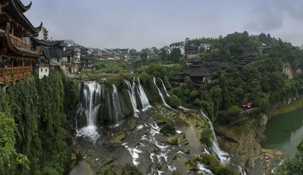 Le bourg de Furong, où vit l’ethnie Tujia. Une légende inspire ces lieux magiques, celle de Xiang Dakun, un fermier de l’ethnie Tujia. (Image : Wikimedia / chensiyuan / CC BY-SA)
