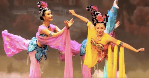 Les compétences techniques de la danse chinoise comprennent toute une série de bonds , de sauts, de pirouettes et beaucoup d’enchainement techniques au sol. (Image : Capture d’écran / Shen Yun Performing Art)