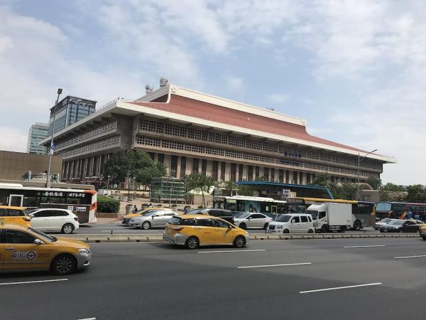 Le 23, un citoyen a lancé un appel à la gare de Taipei, invitant les personnes présentent l’après-midi à s’asseoir ou à participer à diverses activités dans le hall de la gare. Des habitants originaires de Hong Kong qui soutiennent la campagne anti-soumission ont chanté la chanson de la campagne dans le North Bus Hall. (Image : wikimedia / Stck w / CC BY-SA)