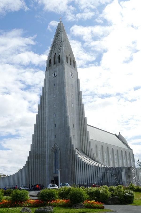 Hallgrímskirkja est situé en Islande et donne l’impression que la structure émerge de la terre et s’élance vers le ciel. (Image : falco / Pixabay)