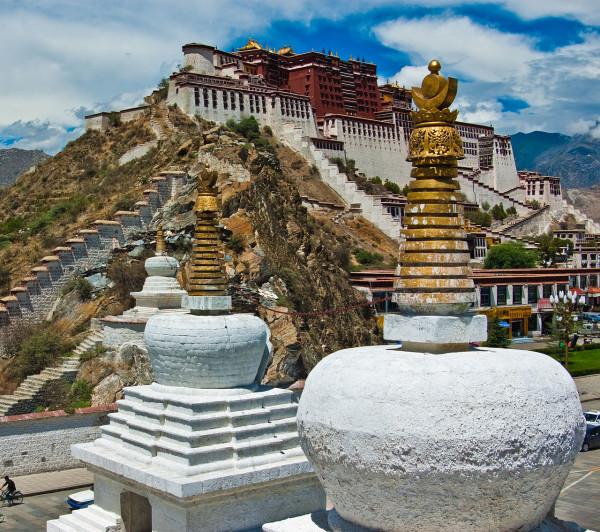 Vue du Potala depuis l’ancienne porte ouest de Lhassa.  (Image : Antoine Taveneaux / Wikimedia / CC BY-SA 3.0)