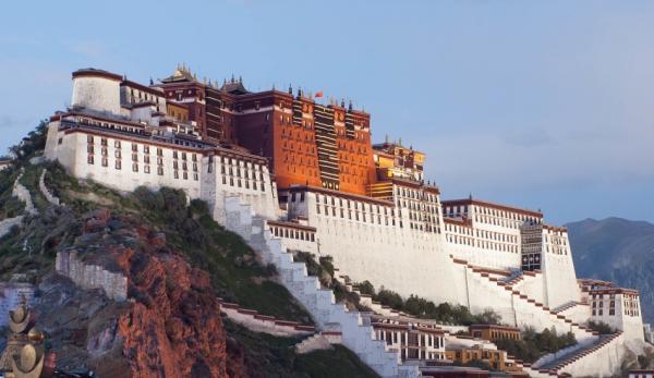 Situé sur les hauts plateaux du Tibet, le Palais du Potala attire l’attention du monde entier. (Image : Coolmanjackey / Wikimedia / CC BY-SA 3.0)