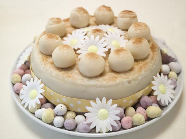 C’est un gâteau à base de pâtes d’amandes et de fruits secs surmonté de onze petites boules de pâtes que l’on fait aussi pour Pâques. Pour la fête des mères on y ajoute des fleurs de violettes si on en trouve. (Image : Wikimedia /CC BY-SA 3.0)