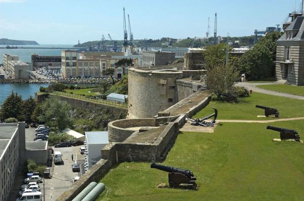 Depuis Richelieu, secrétaire d’État à la Marine, grand maître, chef et surintendant général de la navigation et commerce de France de 1626 à 1642, la ville est un port militaire qui s’est développé autour de son arsenal. (Image : wikimedia / Gary Houston / CC0)