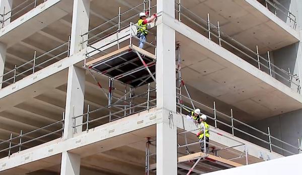 Selon un rapport, les entreprises de construction chinoises qui construisent des bureaux et des résidences clés pour des fonctionnaires africains devraient faire l'objet d'une enquête pour espionnage potentiel. (Image : Capture d’écran / YouTube)