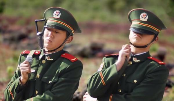 Les soldats chinois issus de familles soumises à la politique de l’enfant unique ont grandi en tant que « petits empereurs », choyés par leurs parents et leurs proches et dont tous les souhaits ont été exaucés. (Image : Capture d’écran /  YouTube)