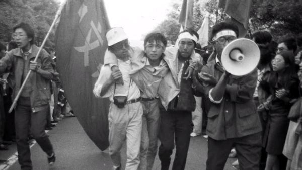 Il y a 31 ans, au matin du 4 juin 1989, sous le contrôle du Parti communiste chinois, les chars de l’Armée populaire de libération (APL) ont impitoyablement roulé sur les étudiants manifestant place Tiananmen. (Image : Capture d’écran / Youtube)