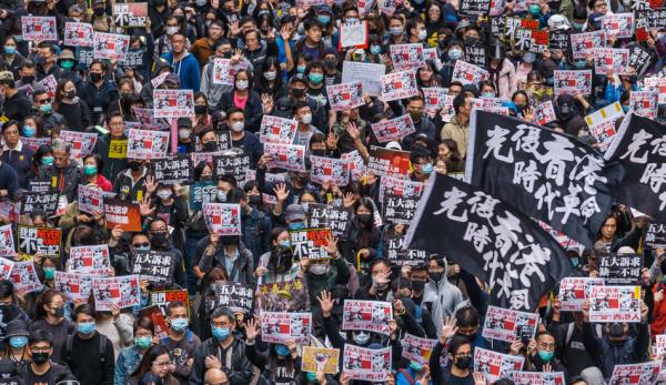 Le 28 mai, une nouvelle loi sur la sécurité nationale a été imposée à Hong Kong, marquant la fin de la liberté de la ville et la violation du principe « un pays, deux systèmes ». (Image : Studio Incendo / flickr / CC BY 2.0)