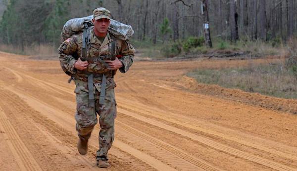 Tout au long de la randonnée, le poids à l’intérieur du sac à dos tire sur vos épaules et les place dans le bon alignement avec le corps. (Image : Georgia National Guard / flickr / CC BY 2.0)