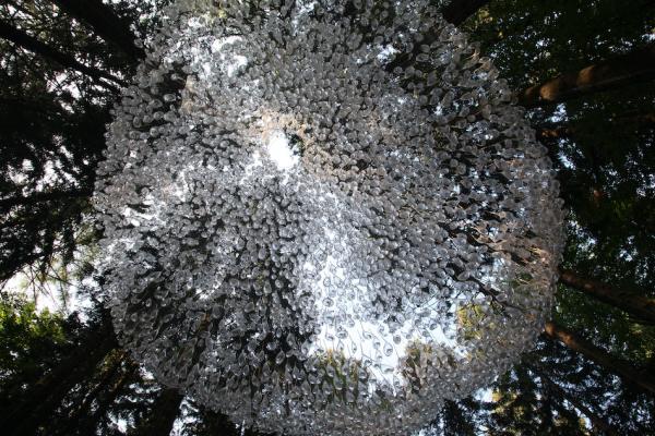 L’œuvre scintillante semblable à un lustre est présentée dans le parc de sculptures Arte Sella à Borgo Valsugana, en Italie. (Image : John Grade Studio).