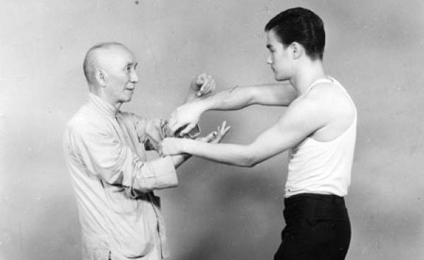 Bruce Lee avec son maître, Ip Man. (Image : Wikimedia / CC0 1.0)