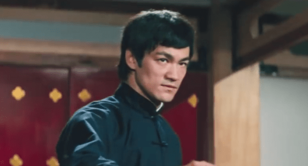 « Soyez comme l’eau » est une interprétation d’une célèbre citation de Bruce Lee, mais en creusant plus profondément, son origine réside dans les anciens enseignements taoïstes. (Image: capture d’écran / YouTube)