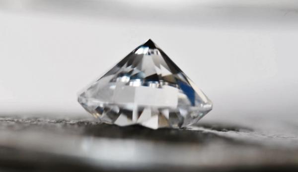 Les diamants pourraient être la solution pour fabriquer des piles plus efficaces, plus sûres et moins chères. (Image : Capture d’écran / YouTube)