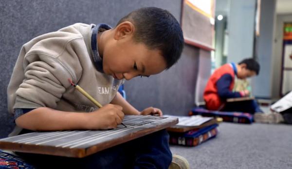 Les écoles de la préfecture autonome de Golok Tibet, dans la province du Qinghai, ont commencé à donner des leçons en chinois au détriment de la langue tibétaine. (Image : Capture d’écran / YouTube)