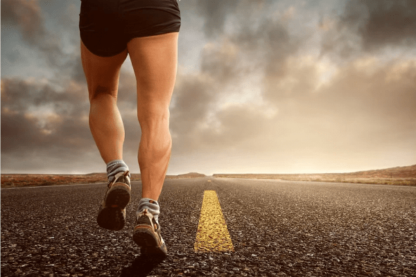 Plusieurs études montrent que pratiquer tous les jours une marche rapide peut permettre de prévenir de nombreuses maladies. (Image : kinkate / Pixabay )