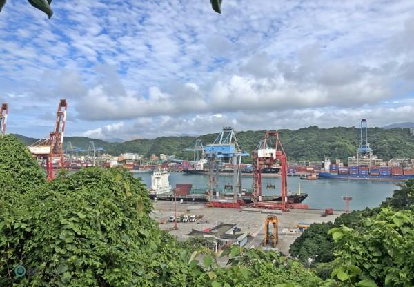 Le petit parc au-dessus de la Grotte de la Fée est idéal pour avoir une vue d’ensemble du port de Keelung. (Image : Billy Shyu / Vision Times)