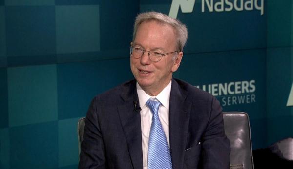 Eric Schmidt, ancien PDG de Google, a accusé Huawei de poser un risque à la sécurité nationale des États-Unis, en acheminant des informations sur le réseau vers Pékin. (Image : Capture d’écran / YouTube)