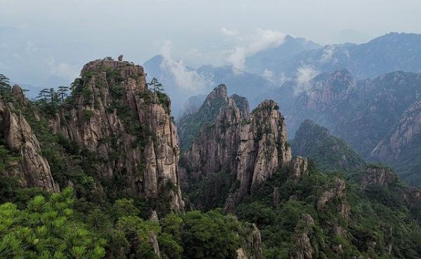 Les monts Huangshan sont l’un des dix massifs montagneux les plus célèbres de Chine. (Image : Yifan Liu / Pixabay)