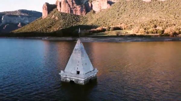 Le village de Sant Roma, avec son église, a été englouti lorsque le général Franco a ordonné la construction de plusieurs centrales hydroélectriques. (Image : Capture d’écran / YouTube)