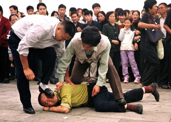 Des centaines de milliers de pratiquants du Falun Gong ont été soumis à des tortures brutales de la part des agents du Parti communiste chinois, y compris de la police et des forces spéciales. (Image : Minghui.org)