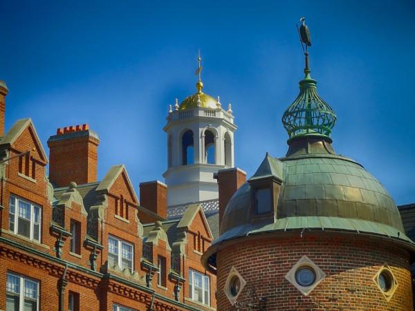 Une photo des bâtiments de l’Université de Harvard, Cambridge, Massachusetts. Charles Lieber, directeur du département de chimie et de biologie chimique de Harvard, a été inculpé en juin pour avoir fait de fausses déclarations aux autorités fédérales sur sa participation au programme « Mille talents ».  (Image : David Mark / Pixabay)