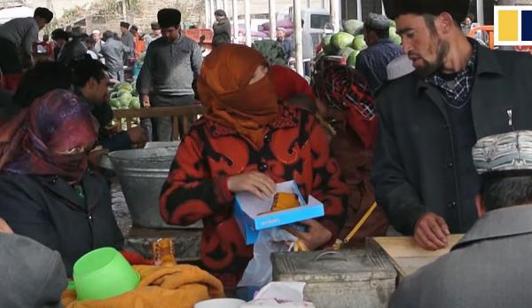 La Chine tente de réduire génétiquement la population ouïghoure en stérilisant de force des femmes. (Image : Capture d’écran /YouTube)