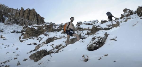 Wim Hof escaladant le Kilimandjaro. (Image : Capture d’écran / YouTube)